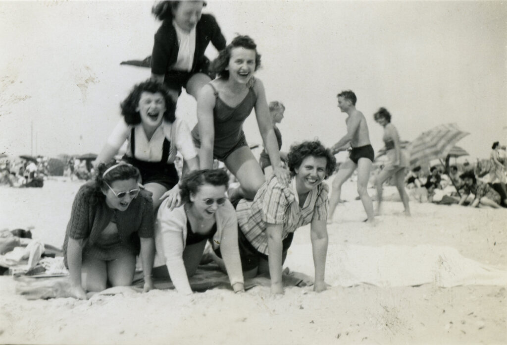 anonymous, [Women in human pyramid on the beach], mid-20th century