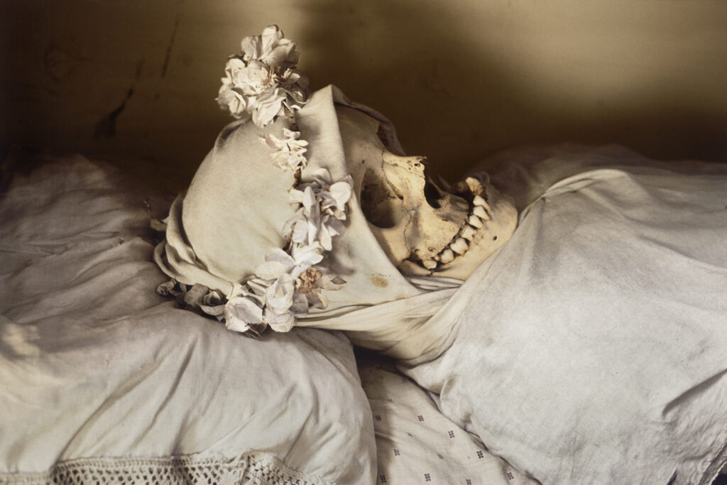 Rosamond Purcell, Skeleton of an Unmarried Woman, Capuchin Catacombs, Palermo, 1993